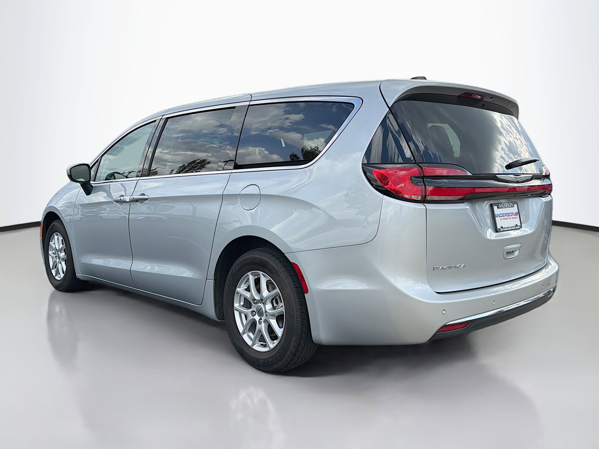 Used 2023 Chrysler Pacifica Touring-L FWD image 12