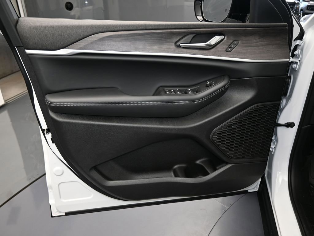 Used 2025 Jeep Grand Cherokee Limited image 13