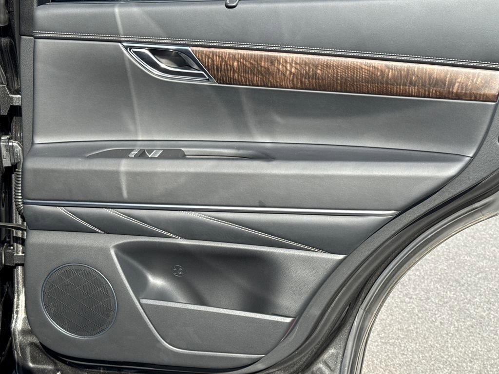 Used 2025 Genesis GV80 2.5T Select image 16