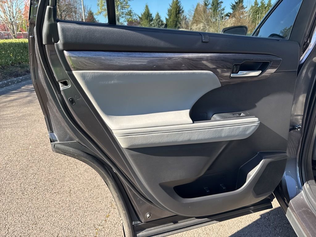 Used 2022 Toyota Highlander Platinum image 22