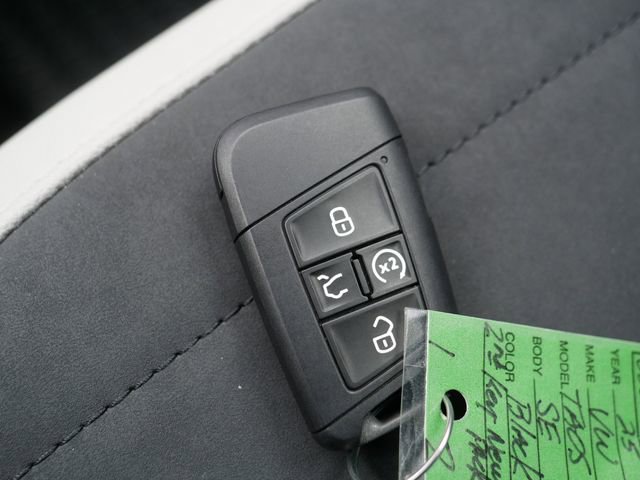 Used 2025 Volkswagen Taos SE AWD/4WD image 39