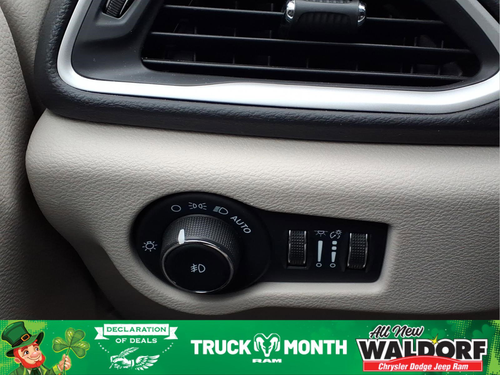 Used 2023 Chrysler Pacifica Touring-L image 18