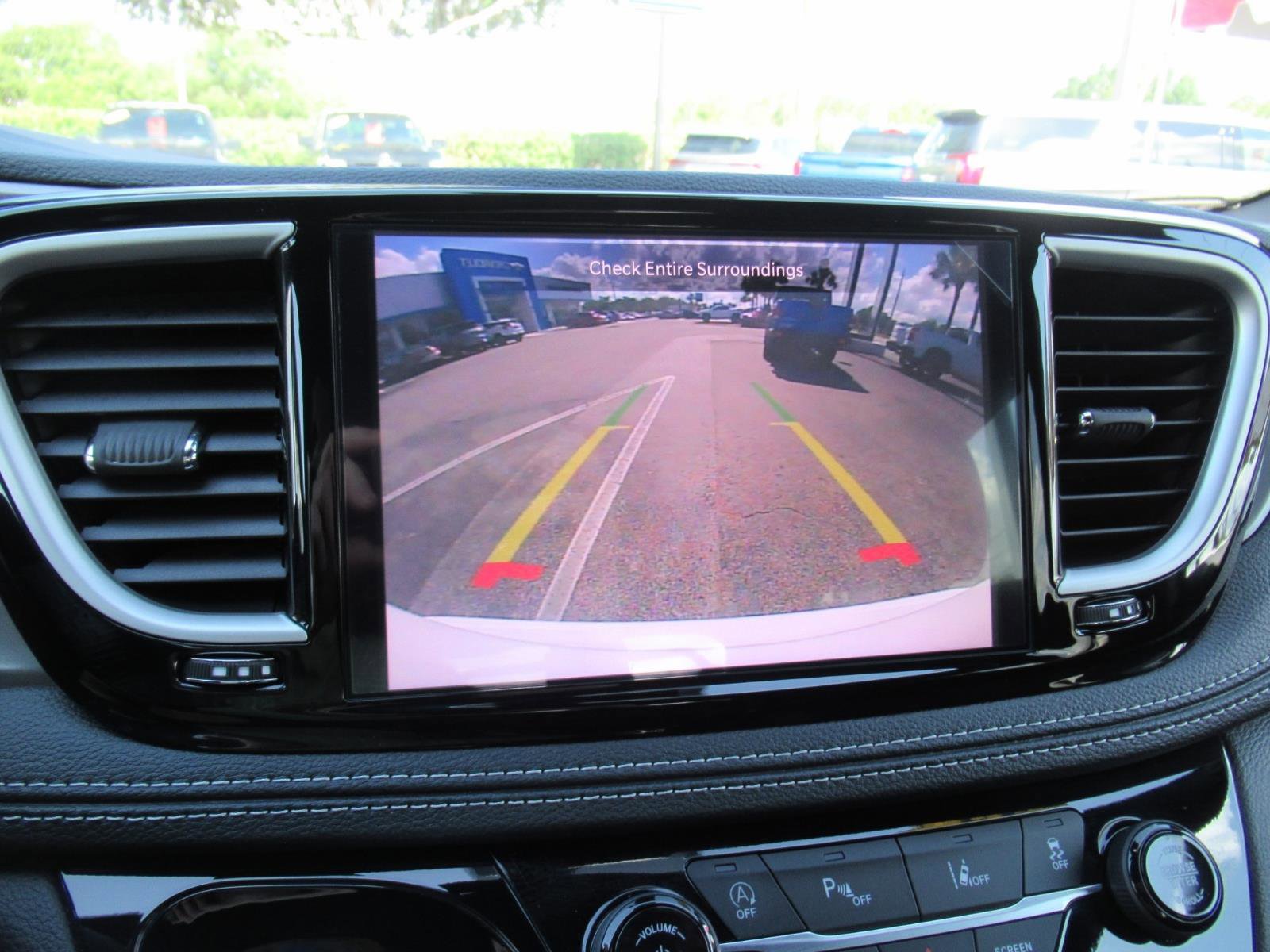 Used 2025 Chrysler Pacifica Select FWD image 26