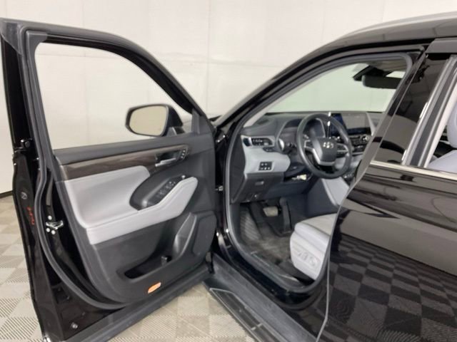 Used 2022 Toyota Highlander Platinum image 29