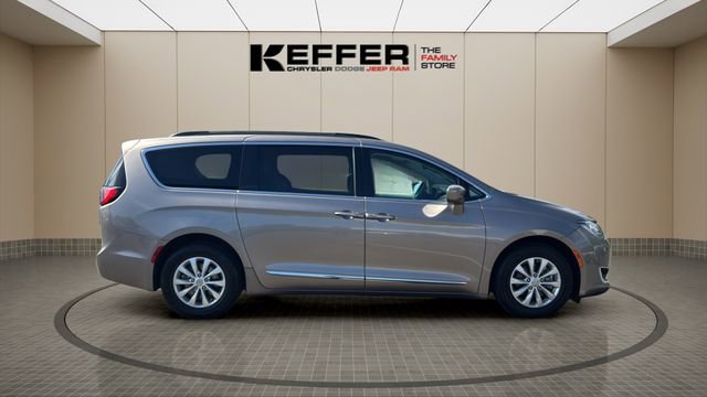 Certified 2017 Chrysler Pacifica Touring-L image 7