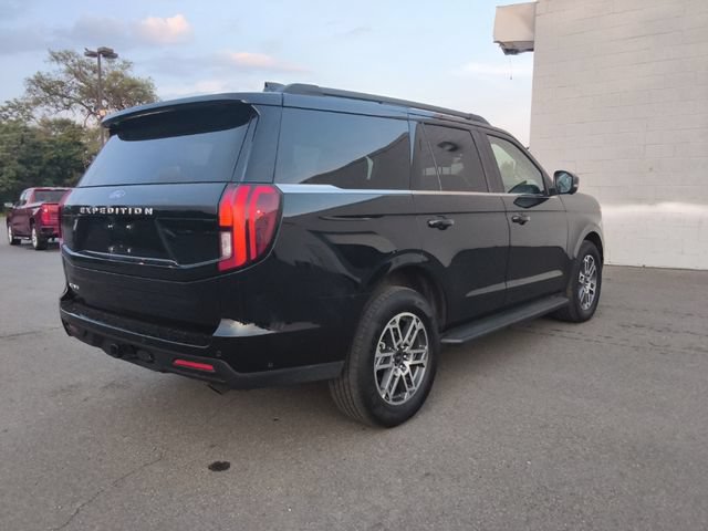 Used 2025 Ford Expedition Active RWD image 12