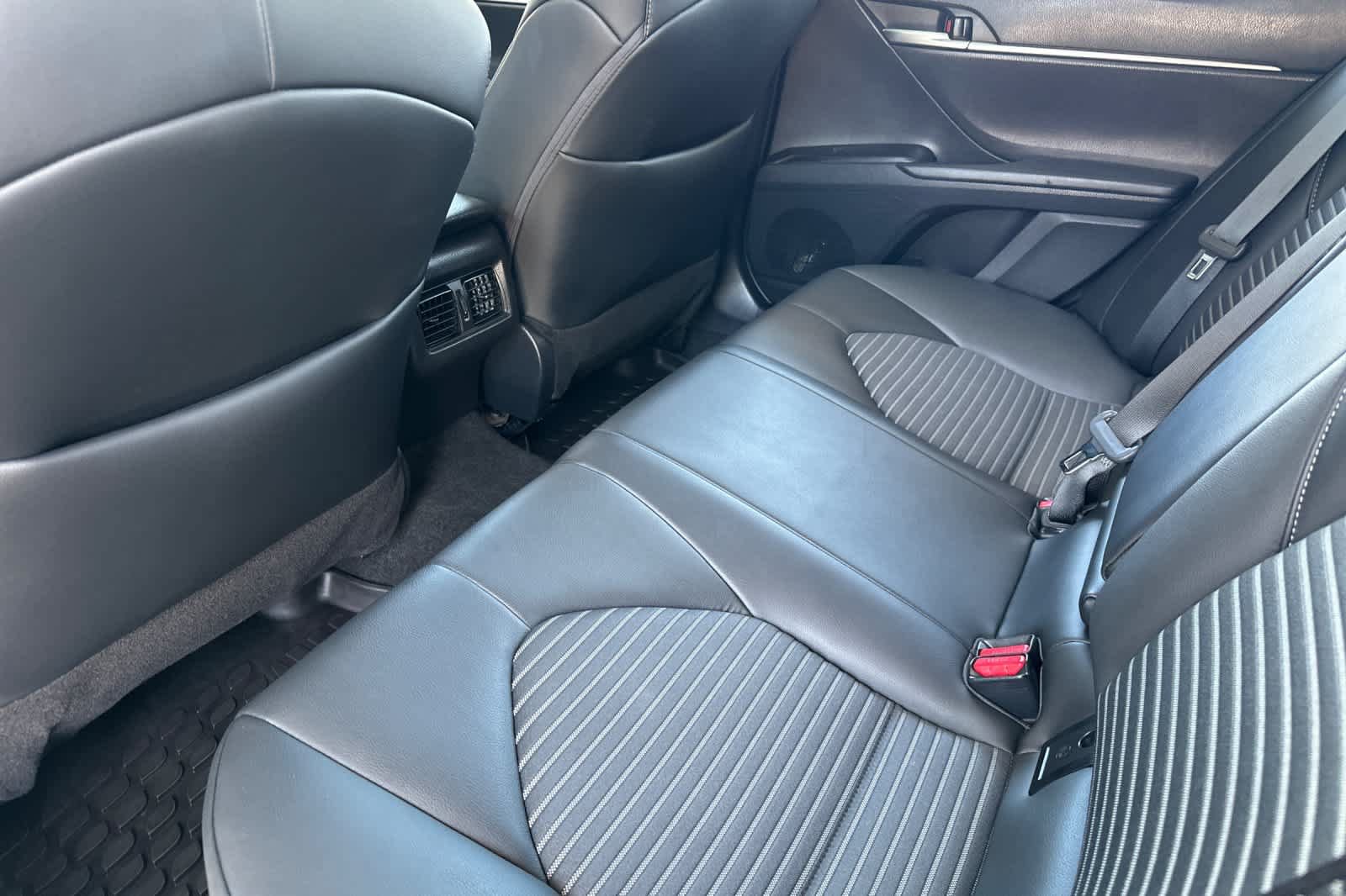 Used 2023 Toyota Camry SE w/ Audio Upgrade Package FWD image 4