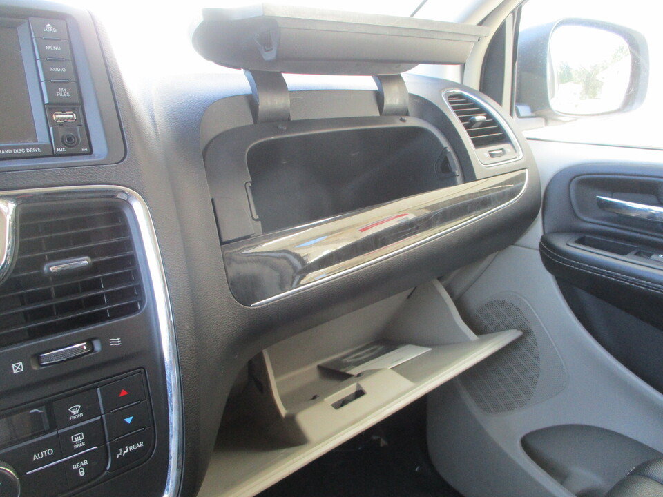 Used 2015 Chrysler Town & Country Touring FWD image 36