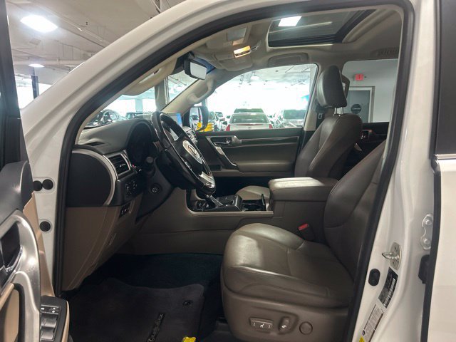 Used 2023 Lexus GX 460 Premium w/ Accessory Package AWD/4WD image 12
