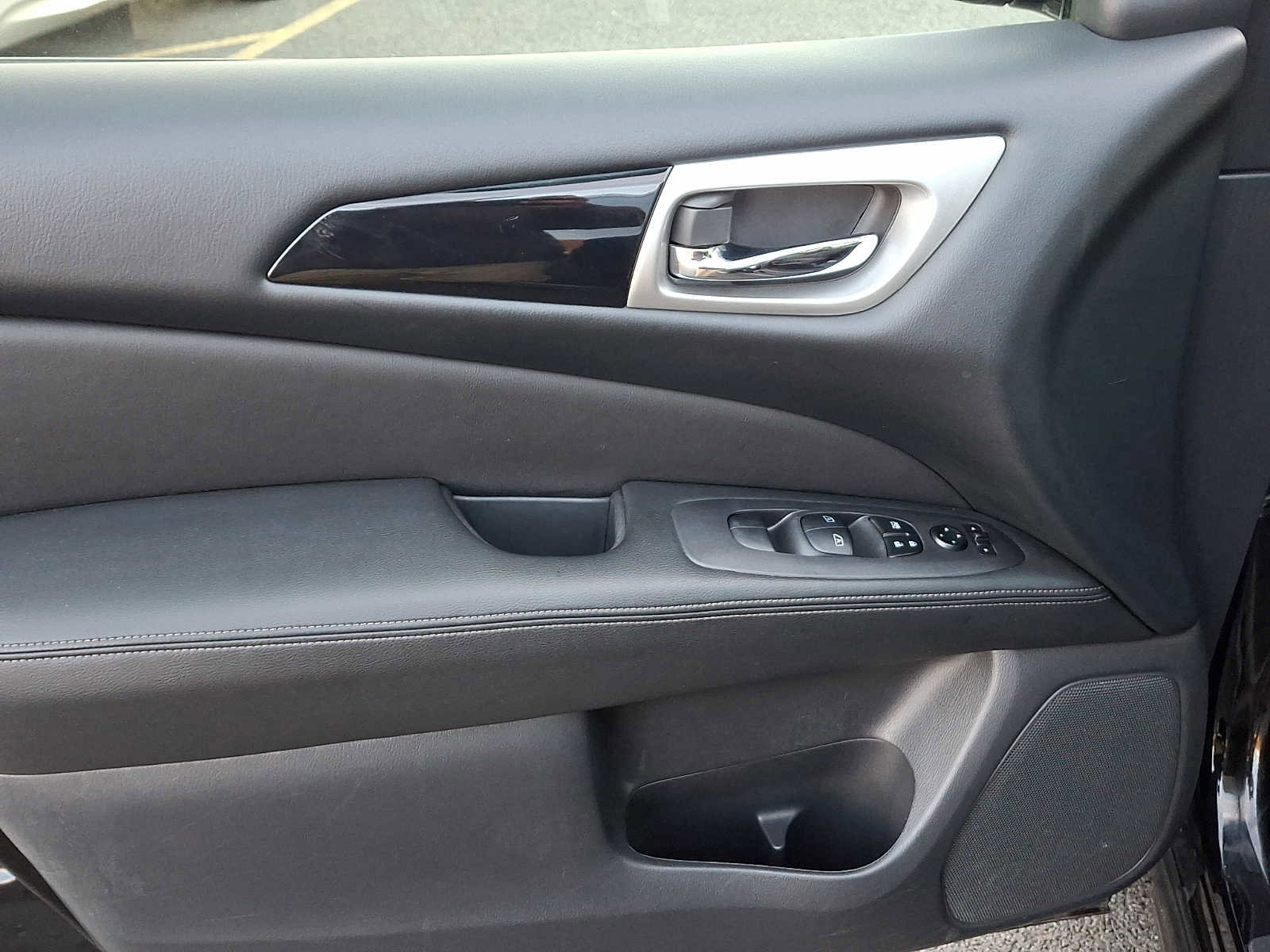 Used 2018 Nissan Pathfinder SV FWD image 12