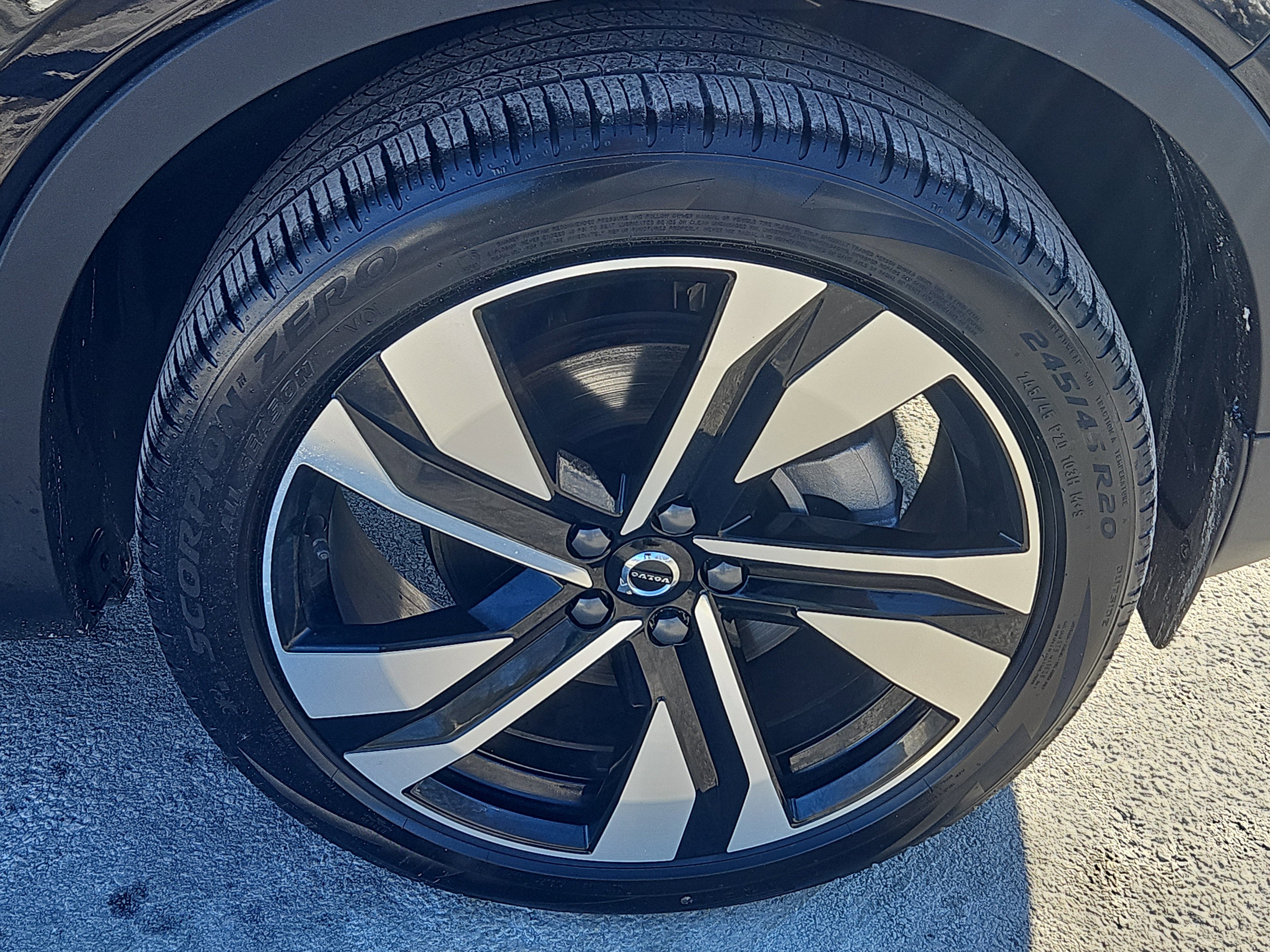 Used 2025 Volvo XC40 B5 Plus w/ Protection Package Premier image 33