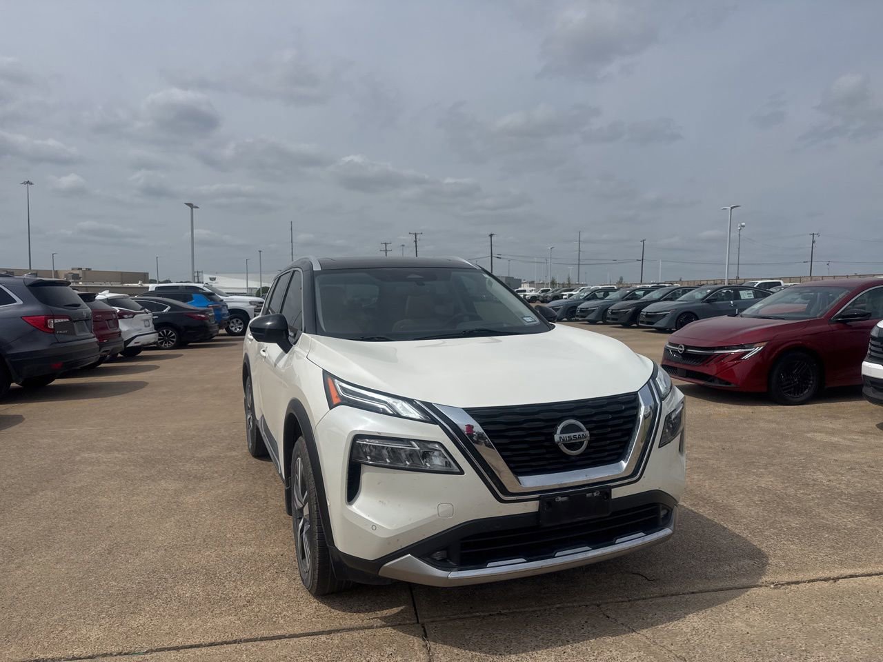 Used 2021 Nissan Rogue Platinum image 2