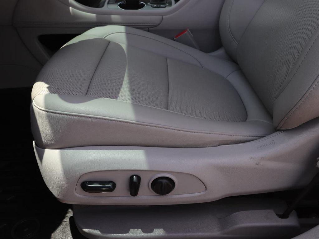 Used 2023 GMC Acadia SLT w/ Technology Package FWD image 19
