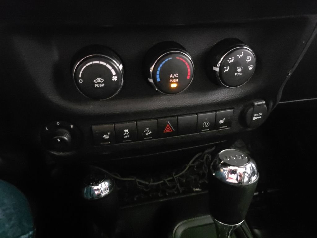 Used 2016 Jeep Wrangler Unlimited Rubicon w/ Connectivity Group AWD/4WD image 19