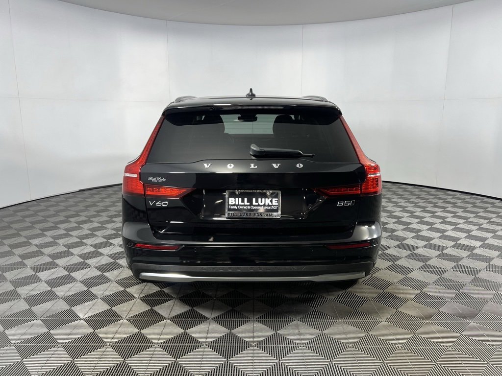 Used 2025 Volvo V60 B5 Cross Country Plus image 7