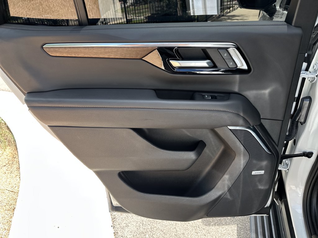 Used 2025 Chevrolet Tahoe High Country AWD/4WD image 31