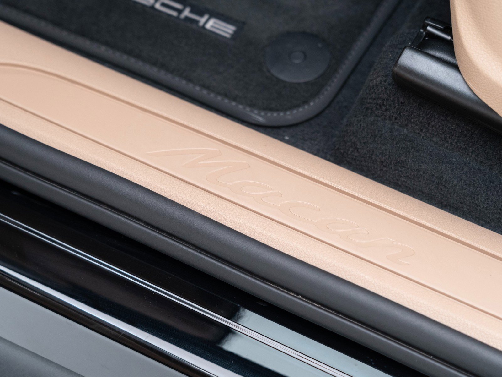 Certified 2025 Porsche Macan image 14