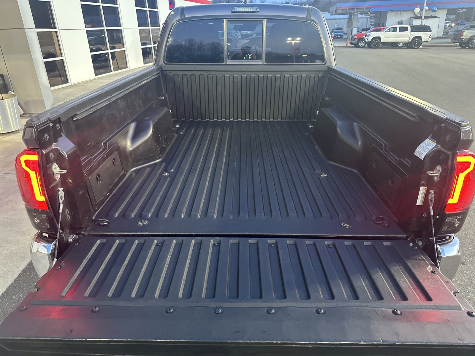 Used 2018 Toyota Tacoma SR5 w/ SR5 Appearance Package (SM) AWD/4WD image 23