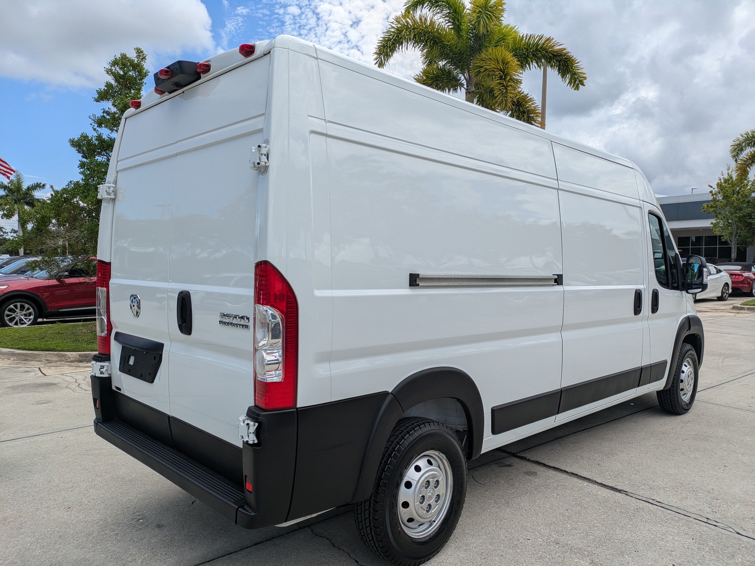 Used 2025 RAM ProMaster 2500 w/ Convenience Group FWD image 4
