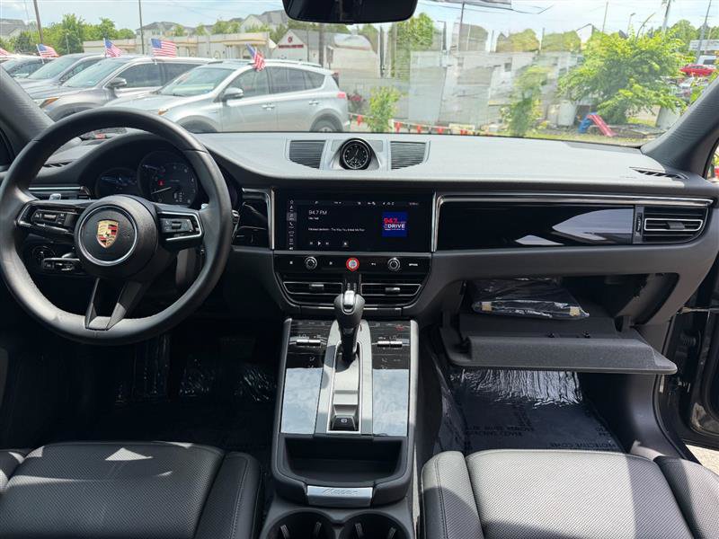 Used 2025 Porsche Macan Turbo AWD/4WD image 28