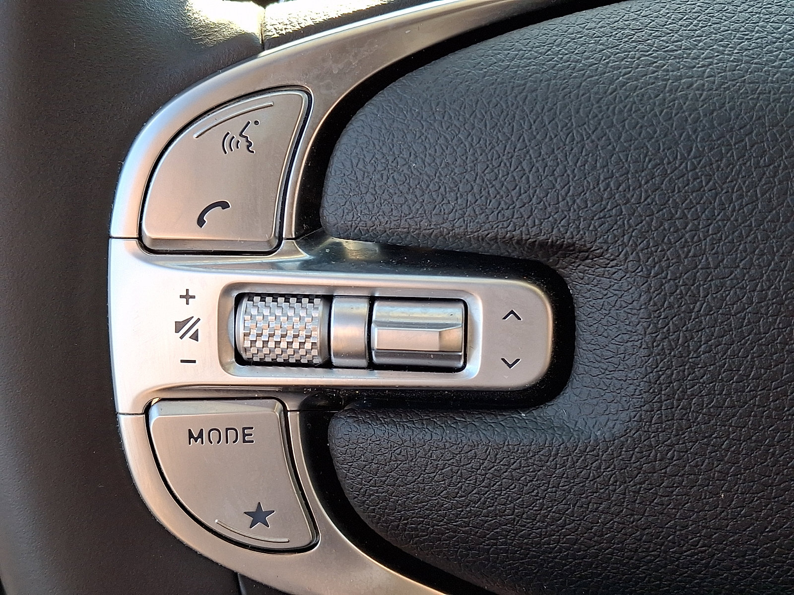 Certified 2025 Genesis GV70 2.5T w/ Select Package AWD/4WD image 24