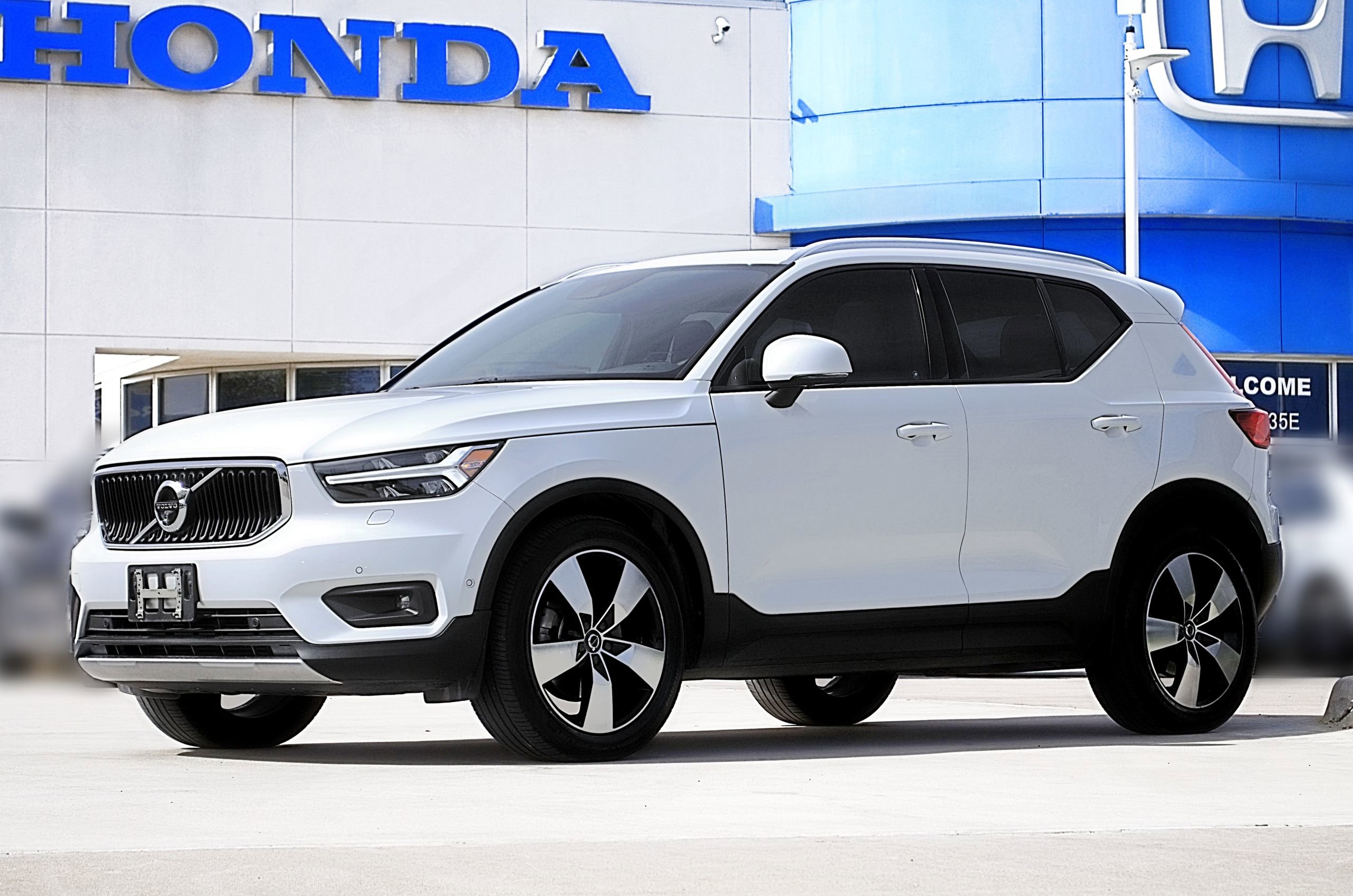 Used 2019 Volvo XC40 T5 Momentum image 1