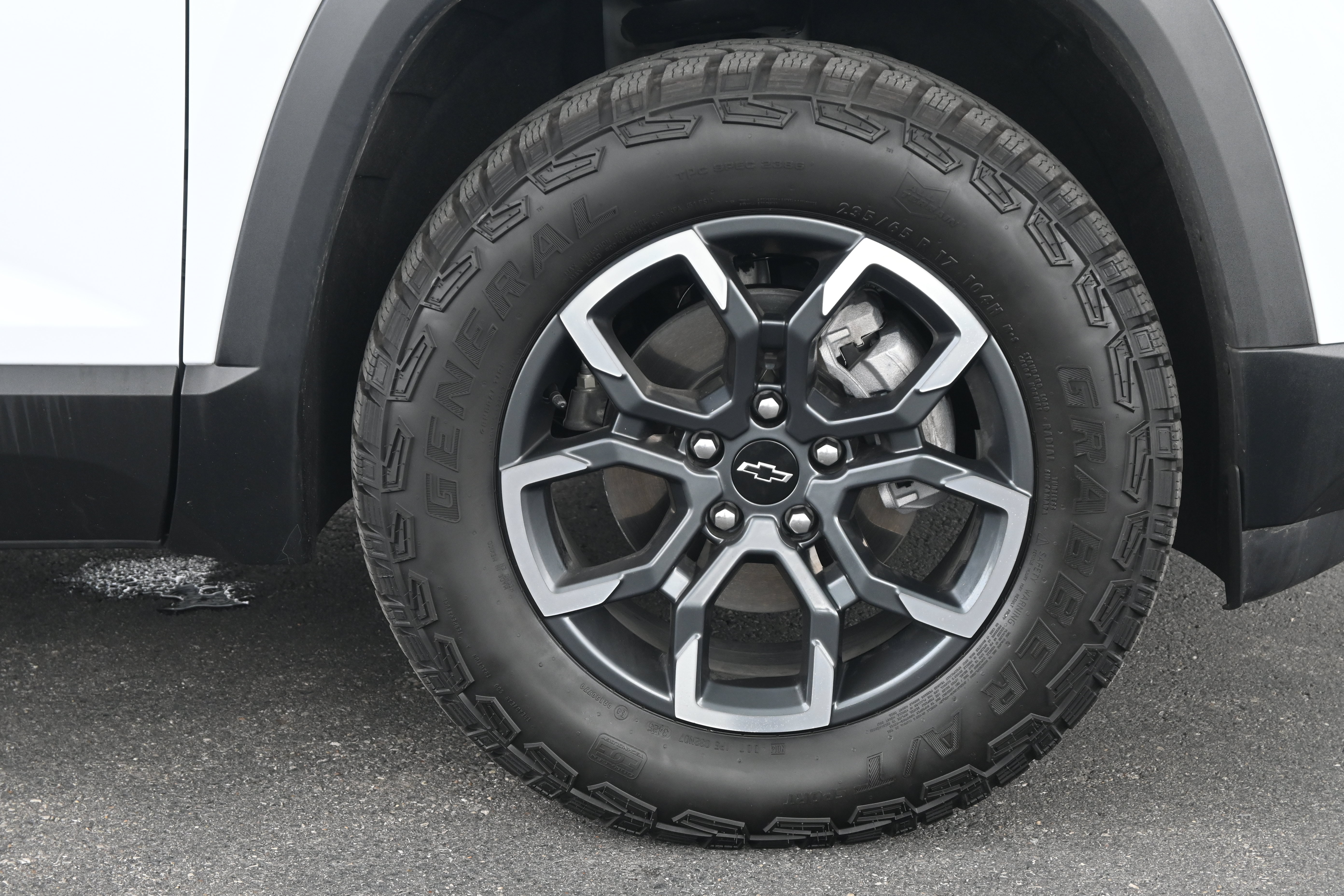 New 2026 Chevrolet Equinox ACTIV w/ Safety and Technology Package AWD/4WD image 13