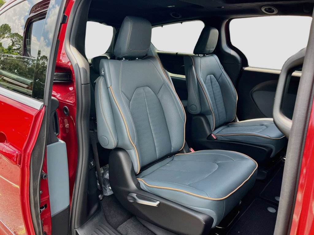 New 2027 Chrysler Pacifica Pinnacle w/ Theater Group FWD image 31