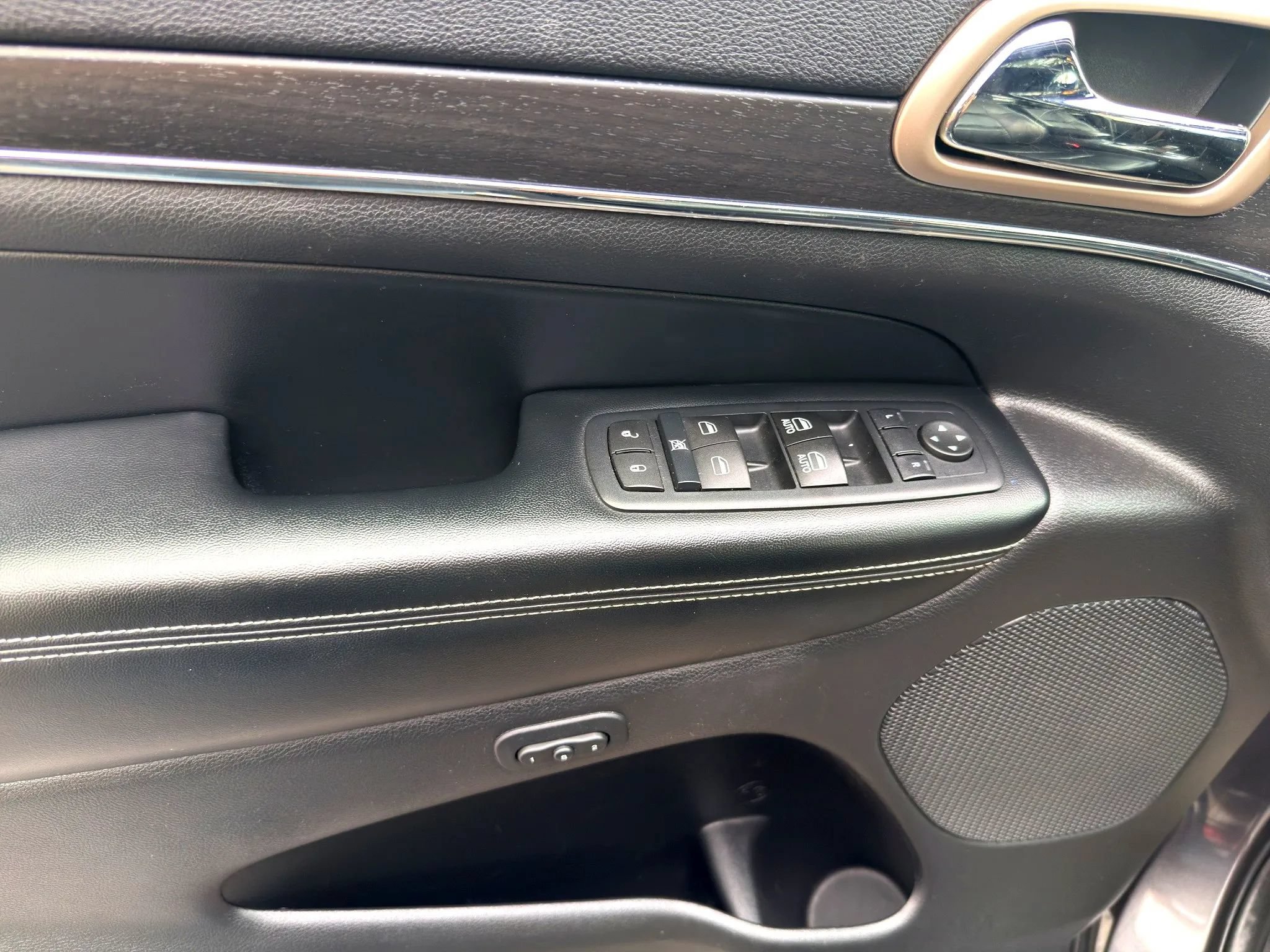 Used 2017 Jeep Grand Cherokee Limited AWD/4WD image 24