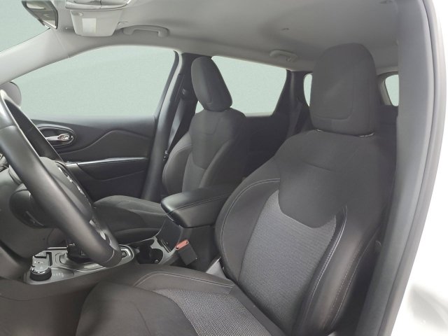 Used 2019 Jeep Cherokee Latitude w/ Cold Weather Group image 21