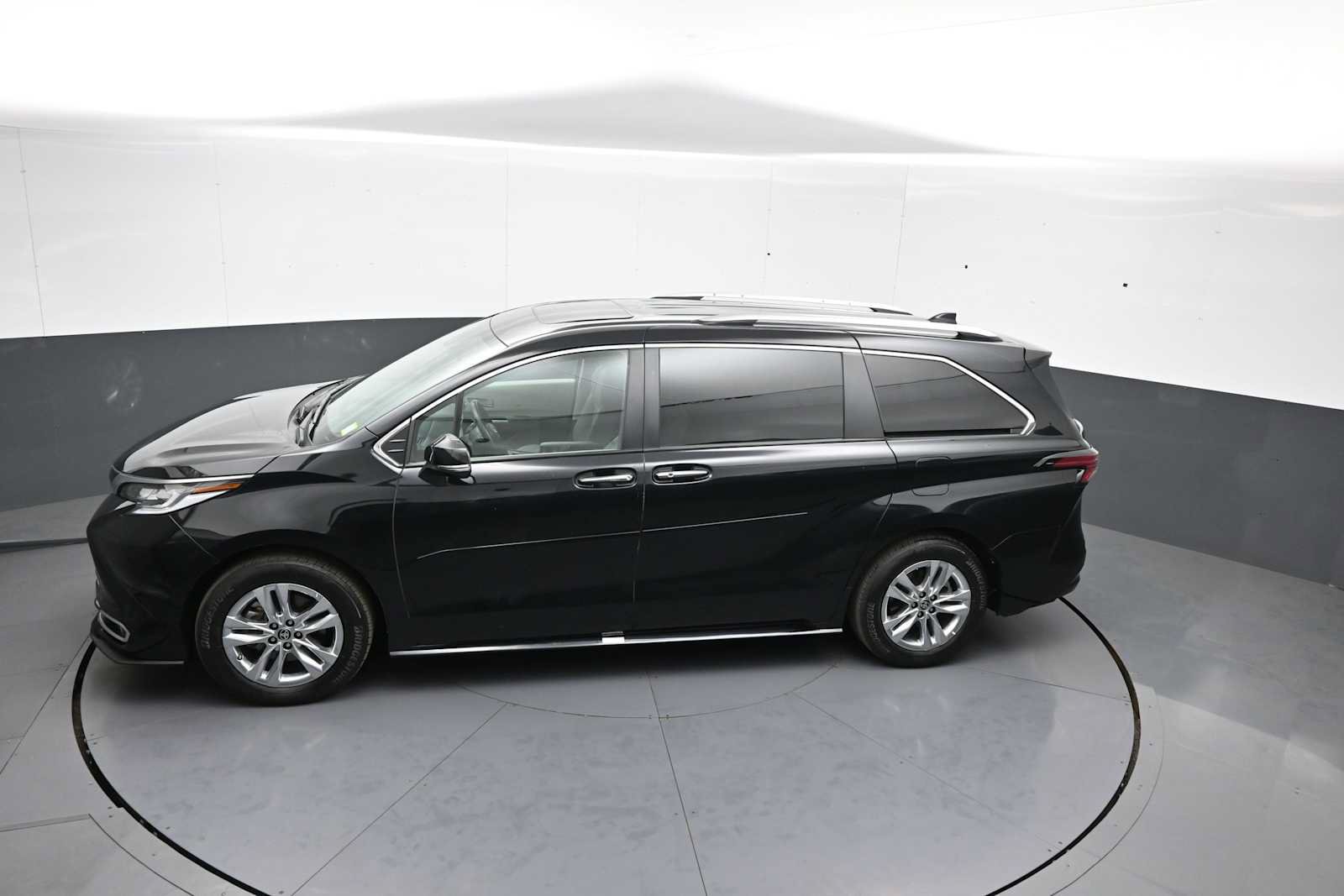 Used 2024 Toyota Sienna Limited AWD/4WD image 43