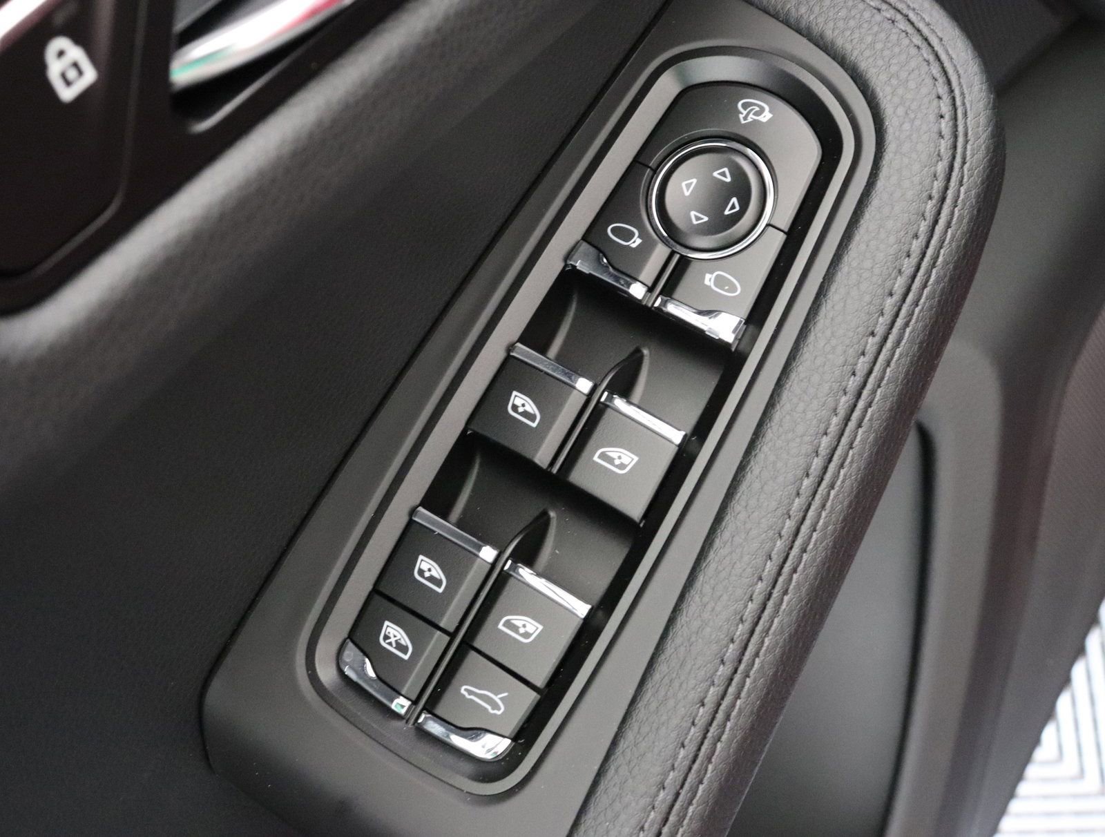 Used 2025 Porsche Macan image 26