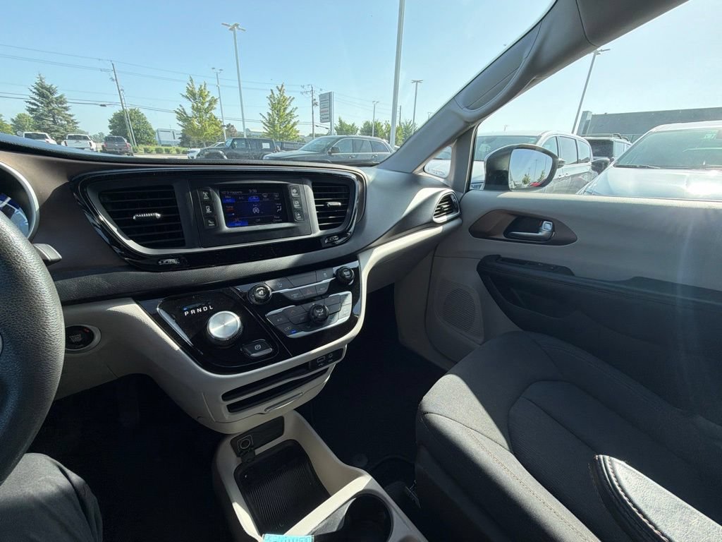 Used 2017 Chrysler Pacifica LX FWD image 11