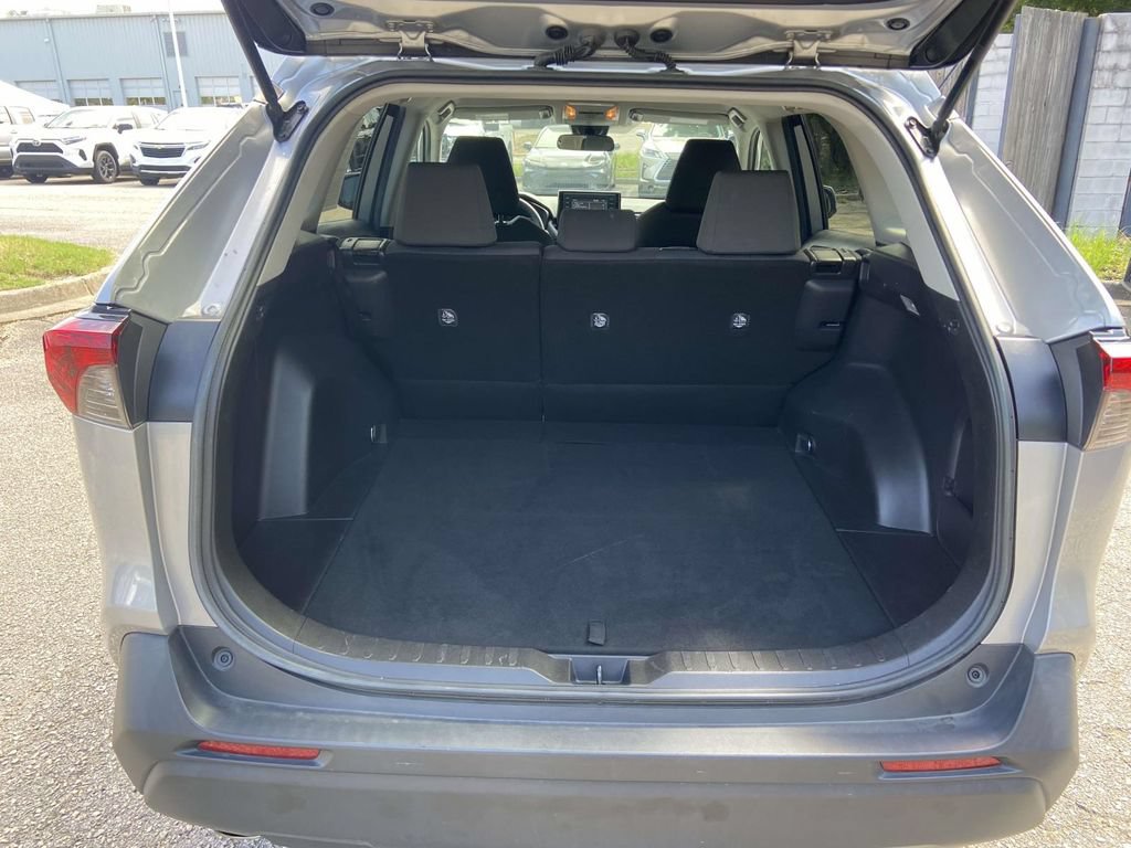 Used 2021 Toyota RAV4 XLE FWD image 8