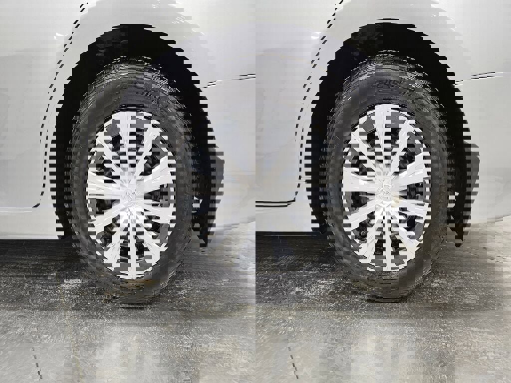 Used 2018 Toyota Camry LE image 11