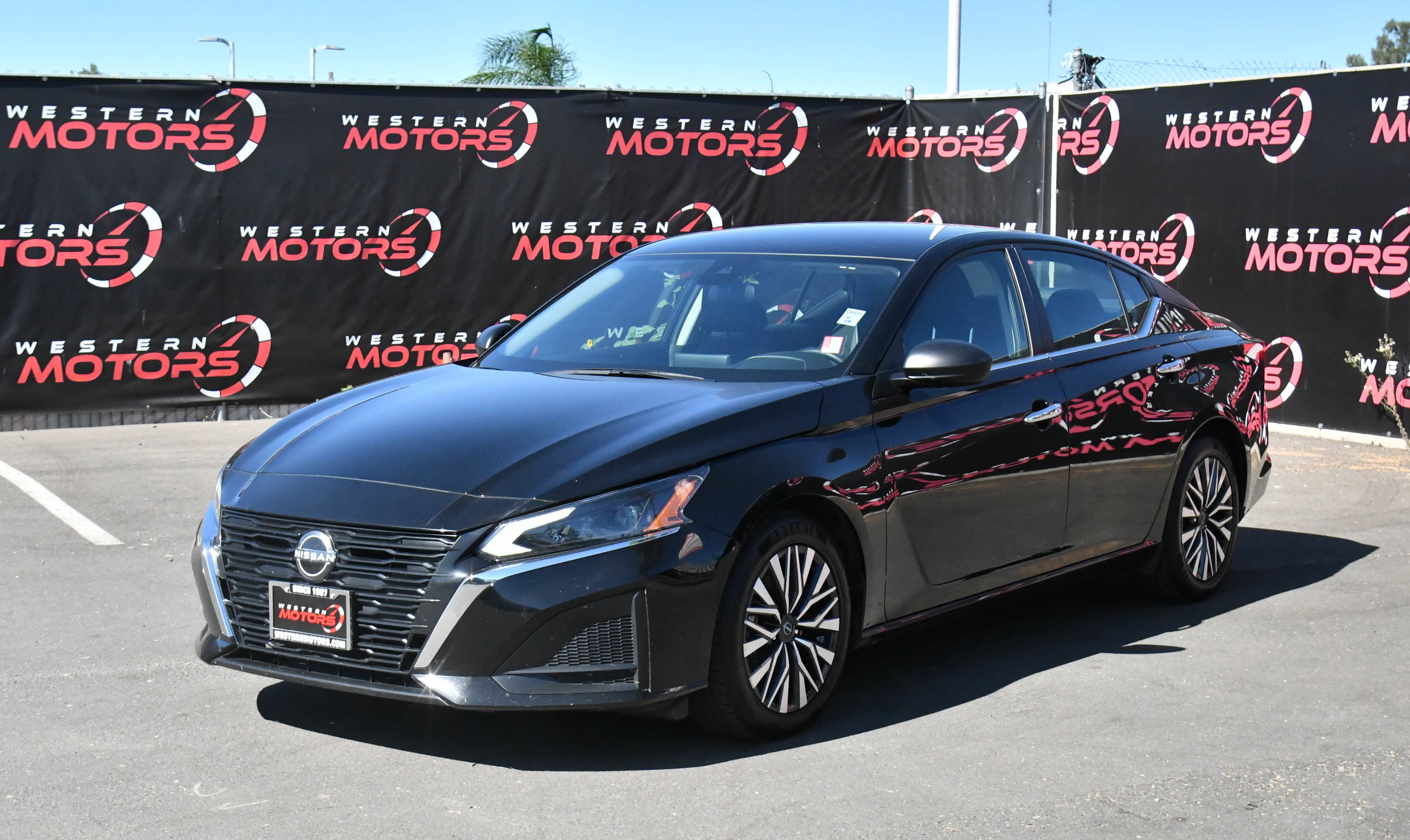 Used 2024 Nissan Altima 2.5 SV FWD image 3