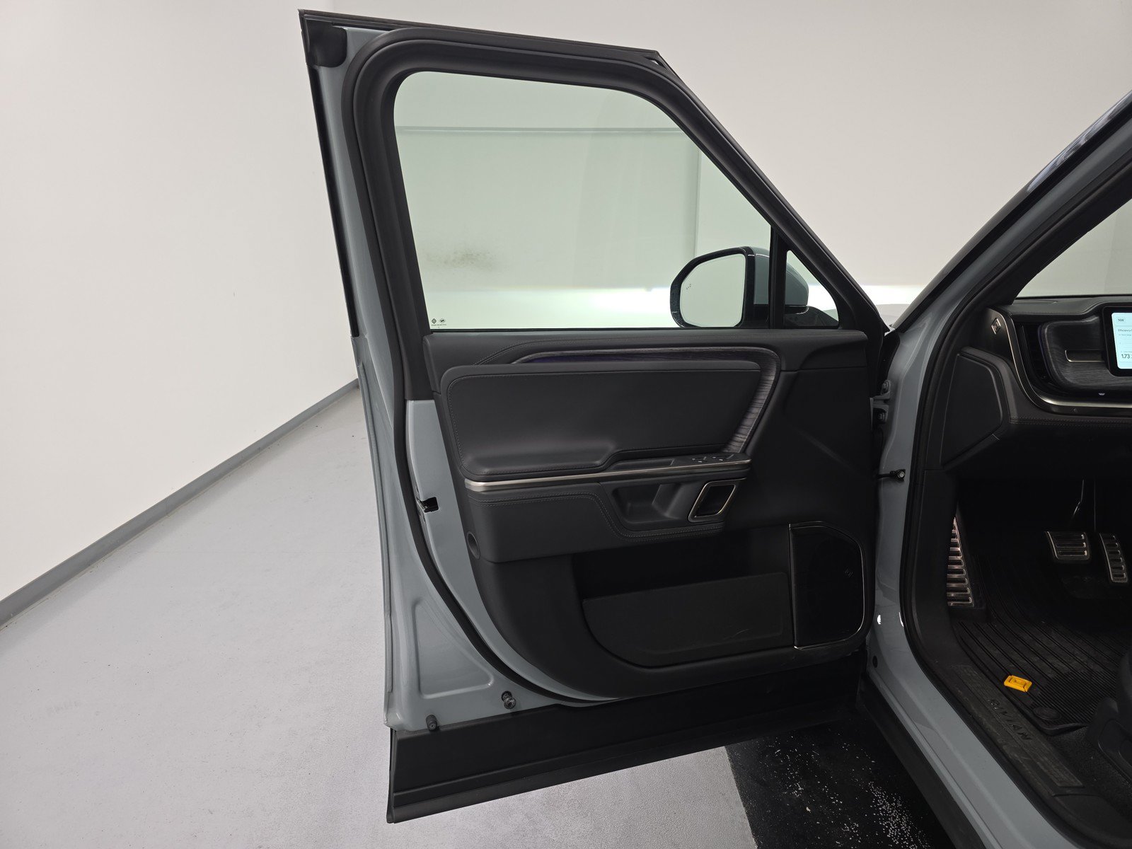 Used 2024 Rivian R1T Adventure AWD/4WD image 16