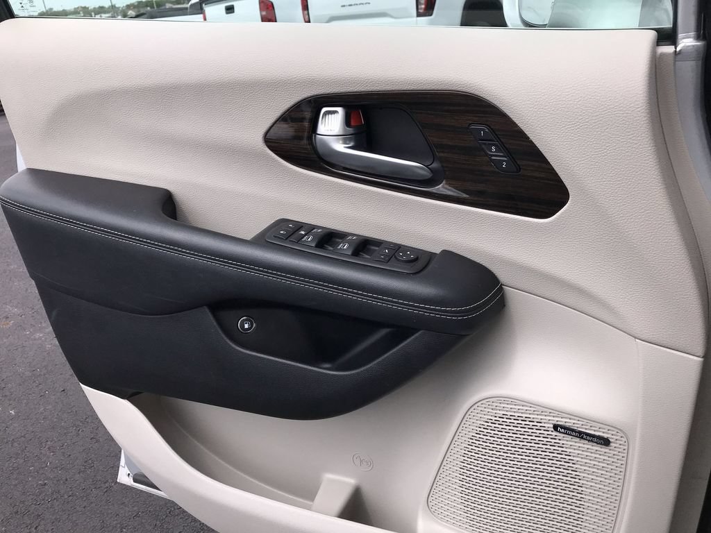 Used 2022 Chrysler Pacifica Limited w/ Uconnect Theater Family Group FWD image 13