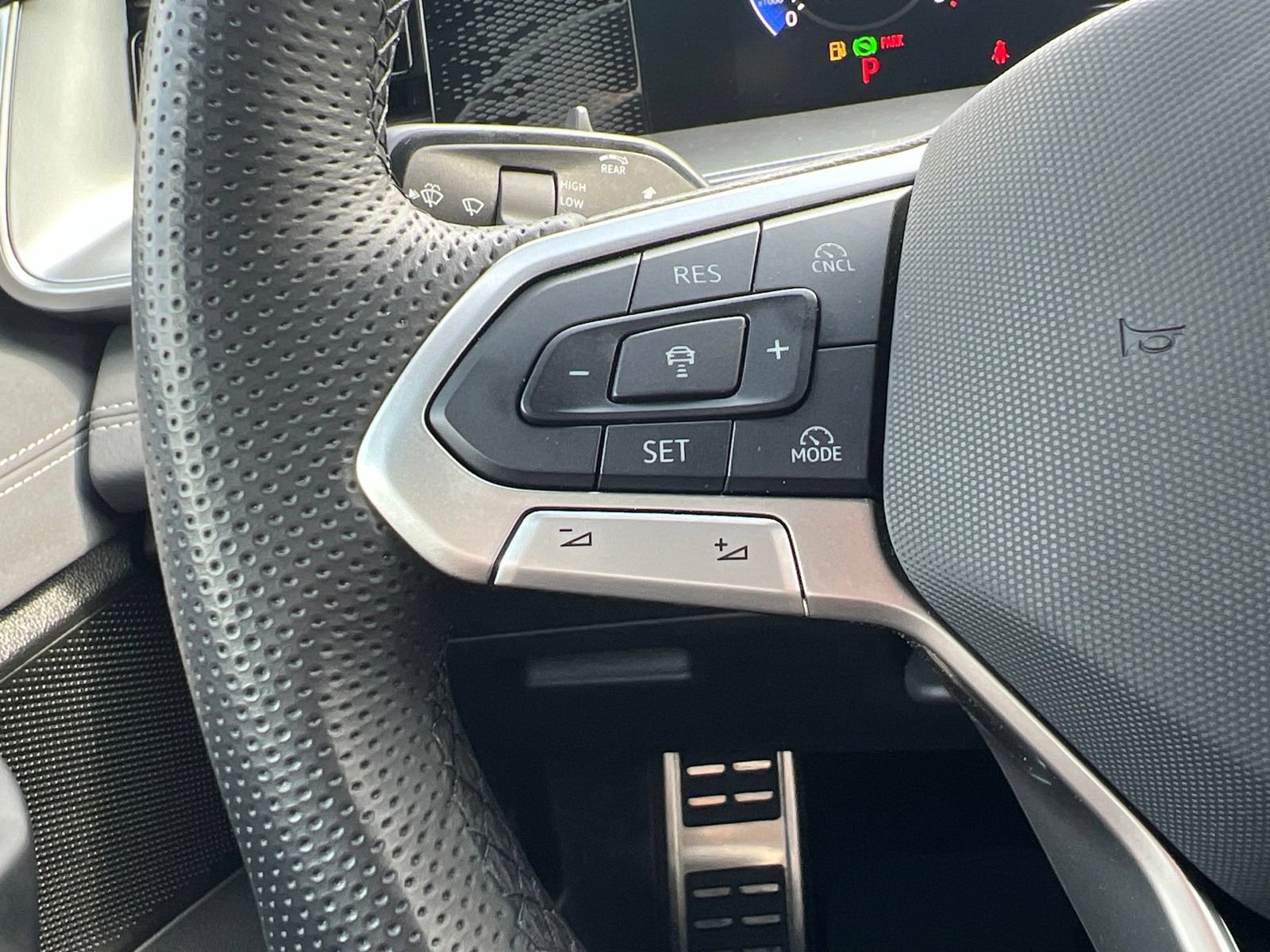 Certified 2025 Volkswagen Tiguan SE R-Line FWD image 21