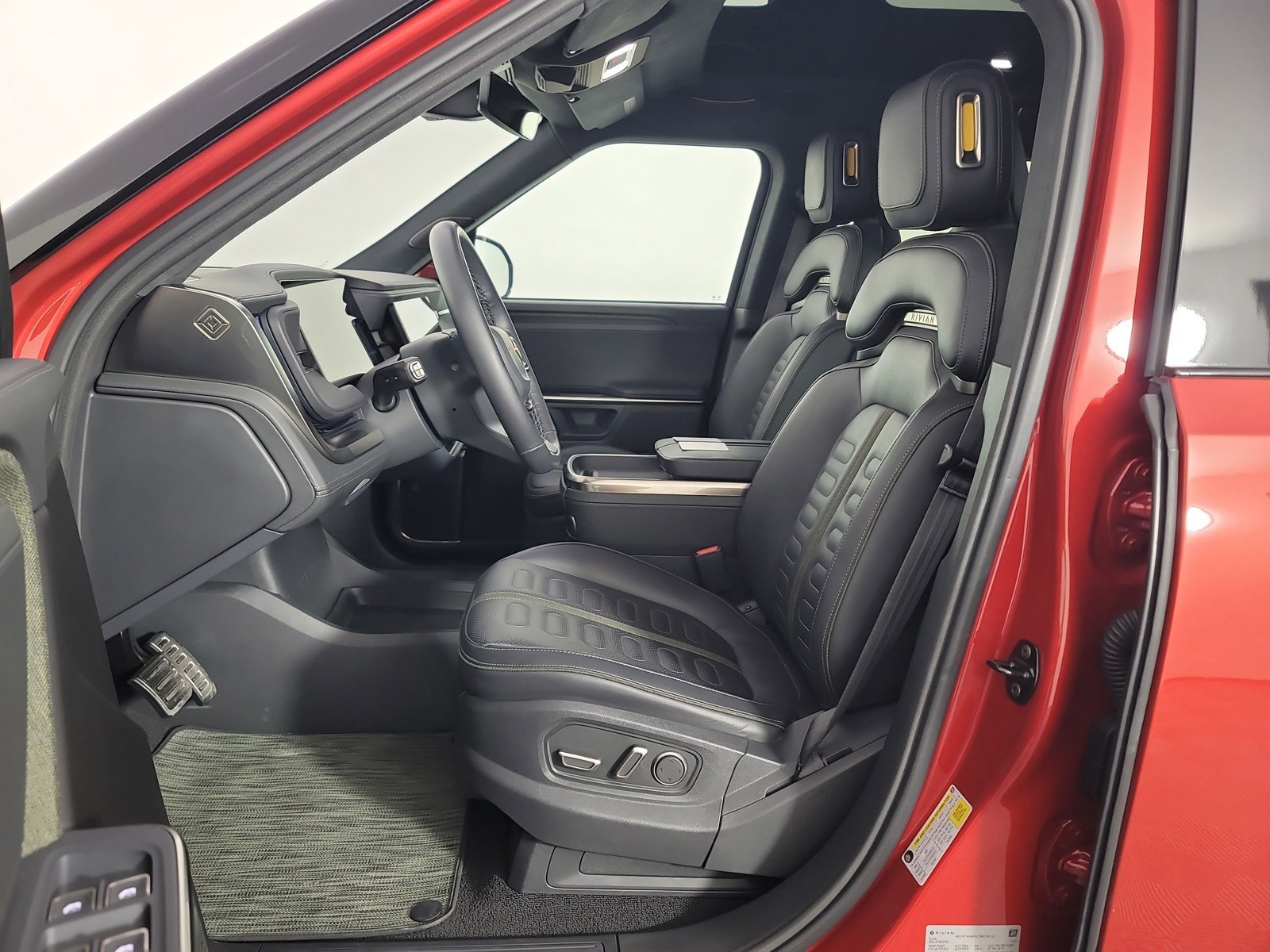 Used 2024 Rivian R1S Adventure image 20