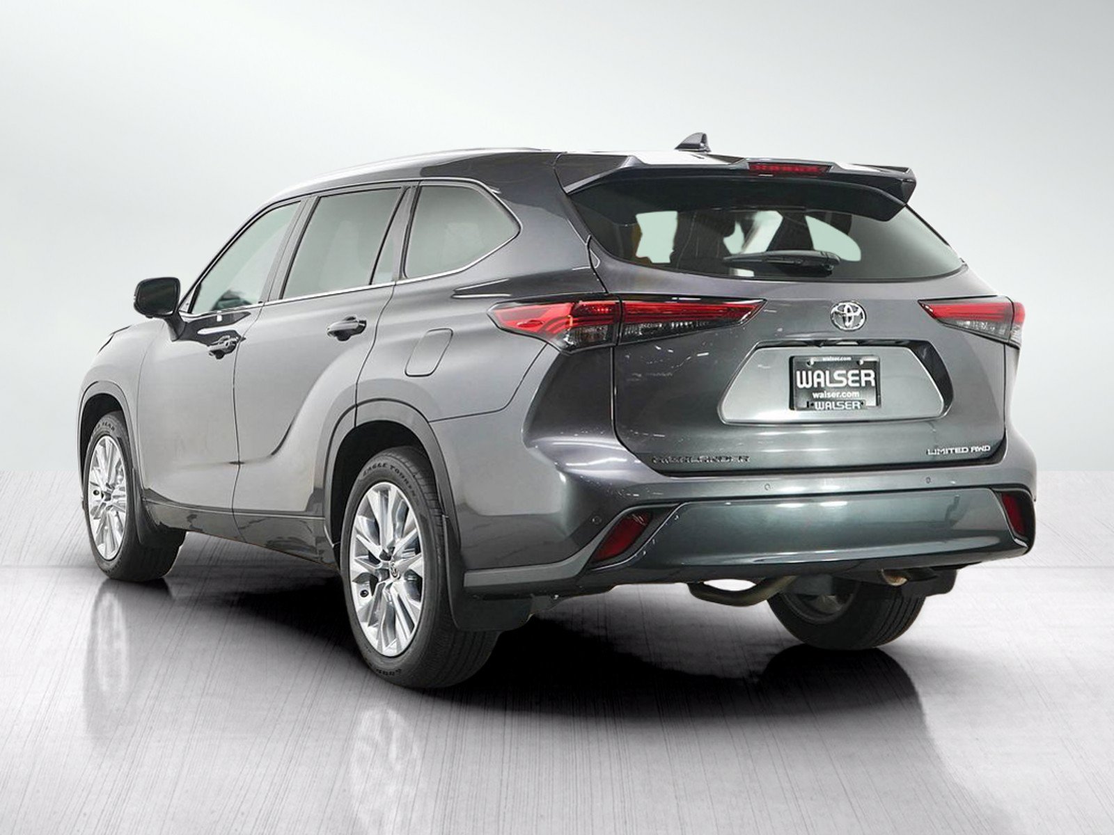 Used 2023 Toyota Highlander Limited AWD/4WD image 3