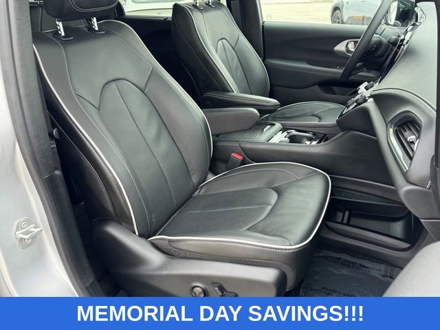 Used 2026 Chrysler Pacifica Limited FWD image 12