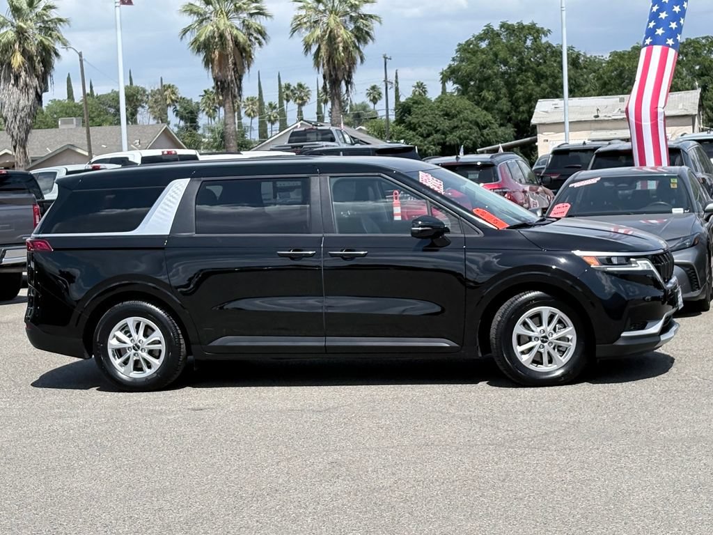 Used 2024 Kia Carnival LX FWD image 4