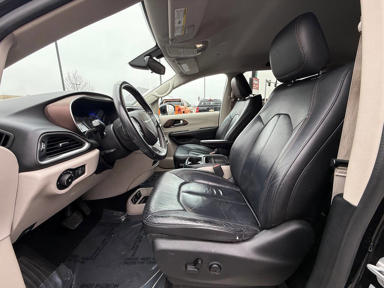 Used 2017 Chrysler Pacifica Touring-L image 16