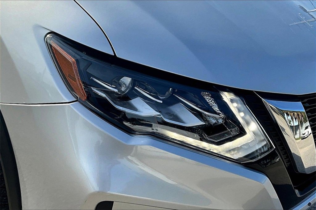 Used 2017 Nissan Rogue SL w/ SL Premium Package image 12