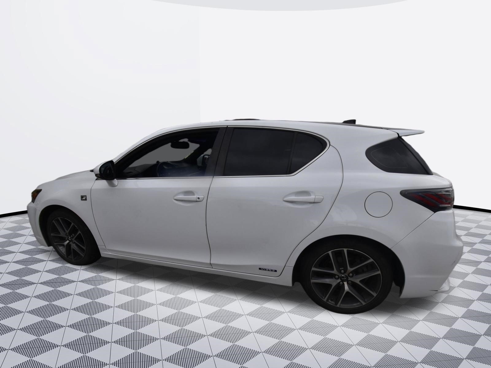 Used 2017 Lexus CT 200h w/ Navigation System Package FWD image 3