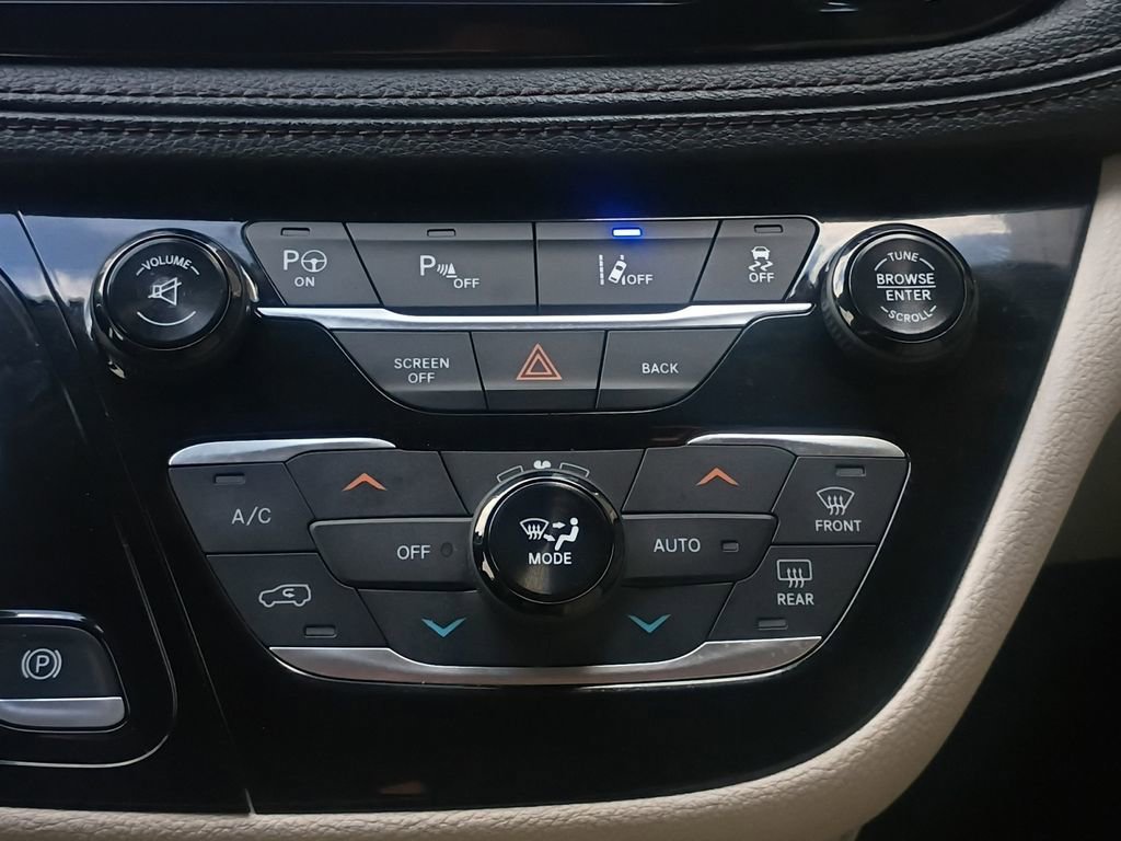 Used 2017 Chrysler Pacifica Limited image 4