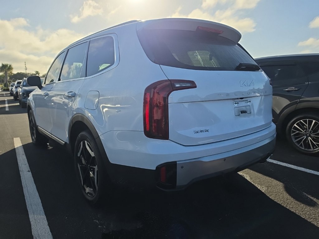 Certified 2024 Kia Telluride S FWD image 12