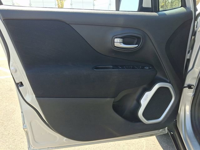 Used 2020 Jeep Renegade Latitude AWD/4WD image 12