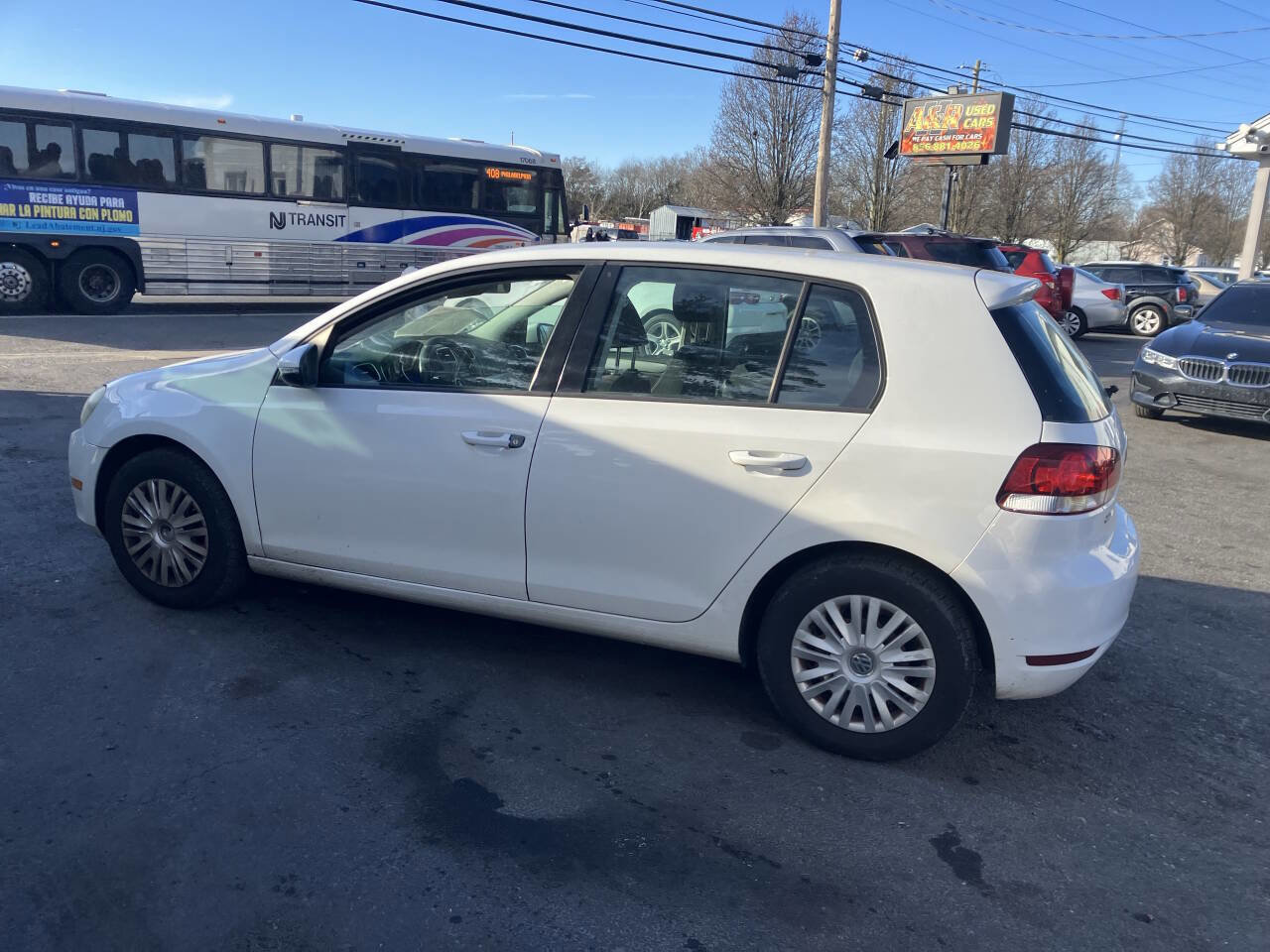 Used 2010 Volkswagen Golf 4-Door image 9